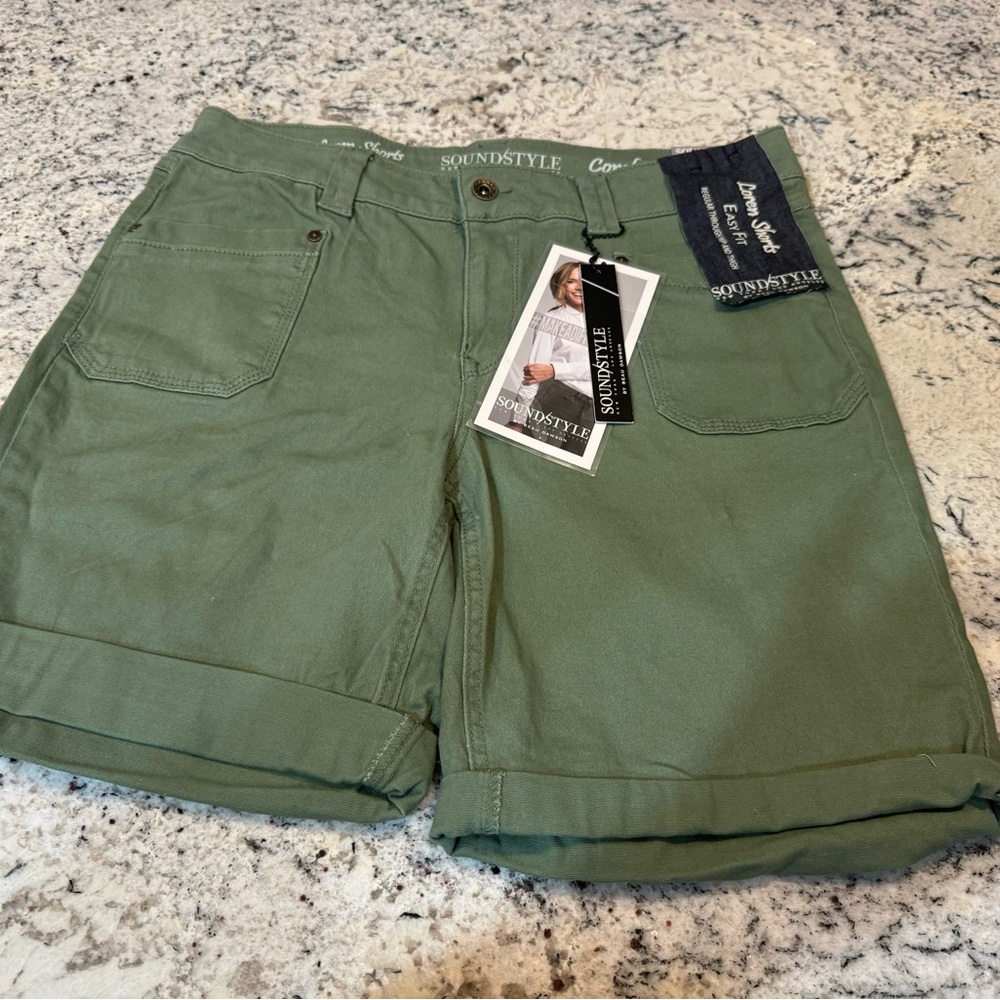 Green Cargo Shorts with Relaxed Fit and Mid-Length Design